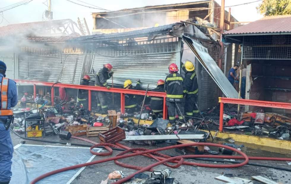 Trágico incendio en el Mercadito: “Los bomberos no tenían agua”