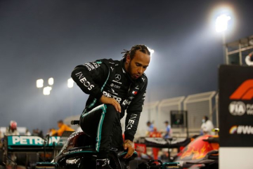 Foto- Lewis Hamilton estrenó su título con un triunfo en el circuito nocturno de Barhein..jpg