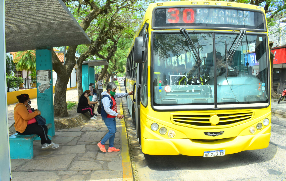 Ampliaron de 6 a 22 horas el servicio de colectivos, taxis y remises en la ciudad