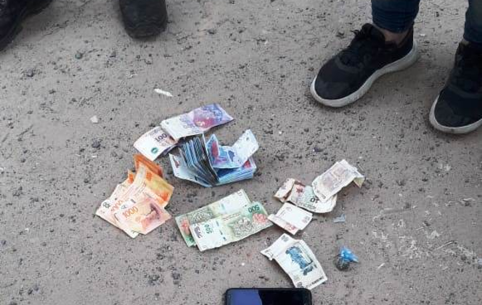La Policía detuvo a dos jóvenes que tenían cocaína, marihuana y dinero