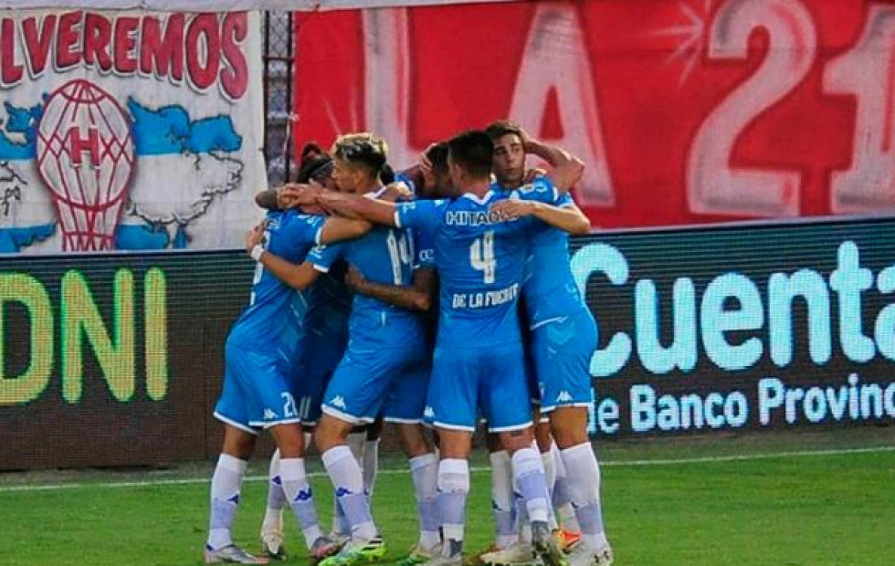 Vélez derrotó a Huracán en Parque Patricios y ahora lidera su zona