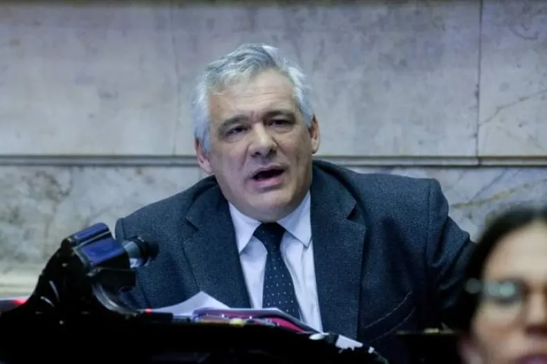 CARBAJAL EN LA SESION.jpg