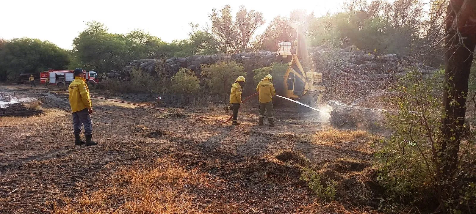 un voraz incendio se propagó en el predio de la empresa Unitán en la localidad de Estanislao del Campo.  (1).jpg