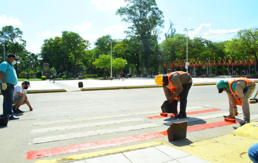 Pintan de color naranja sendas peatonales para simbolizar la lucha contra la violencia de género
