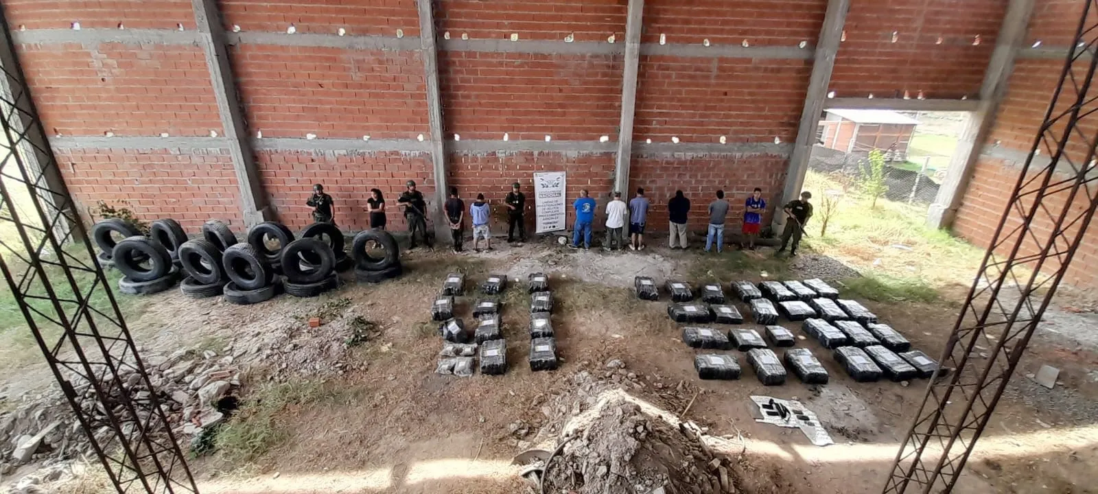 Desbaratan parte de una organización narcocriminal y secuestran 786 kilos de marihuana (4).jpeg