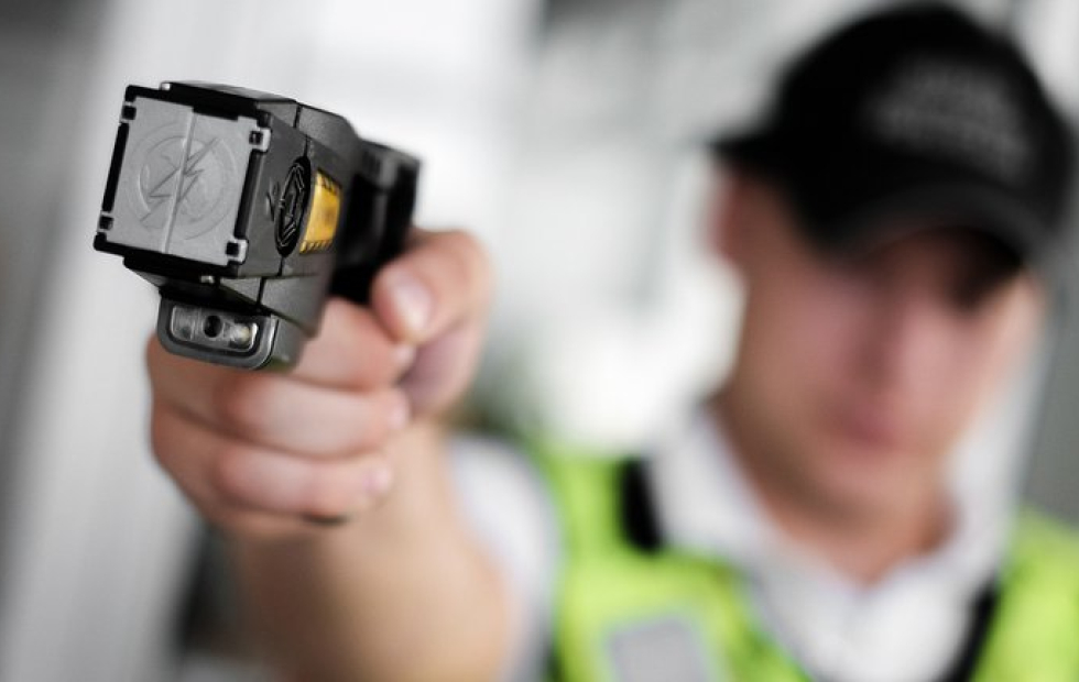 La ministra Frederic autorizó que un grupo de elite de la PF utilice las pistolas Taser que compró Patricia Bullrich