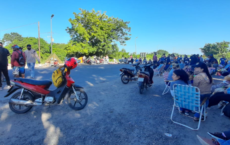 Se endurecen los cortes sobre la ruta 11: largas filas de camiones y caminos alternativos bloqueados