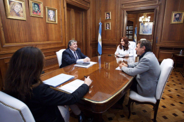 Cristina-Kirchner-reunion-Mayans-Naidenoff-1.jpg