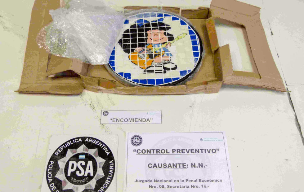 Desarticulan una organización que traficaba drogas a través de encomiendas con la imagen de Mafalda