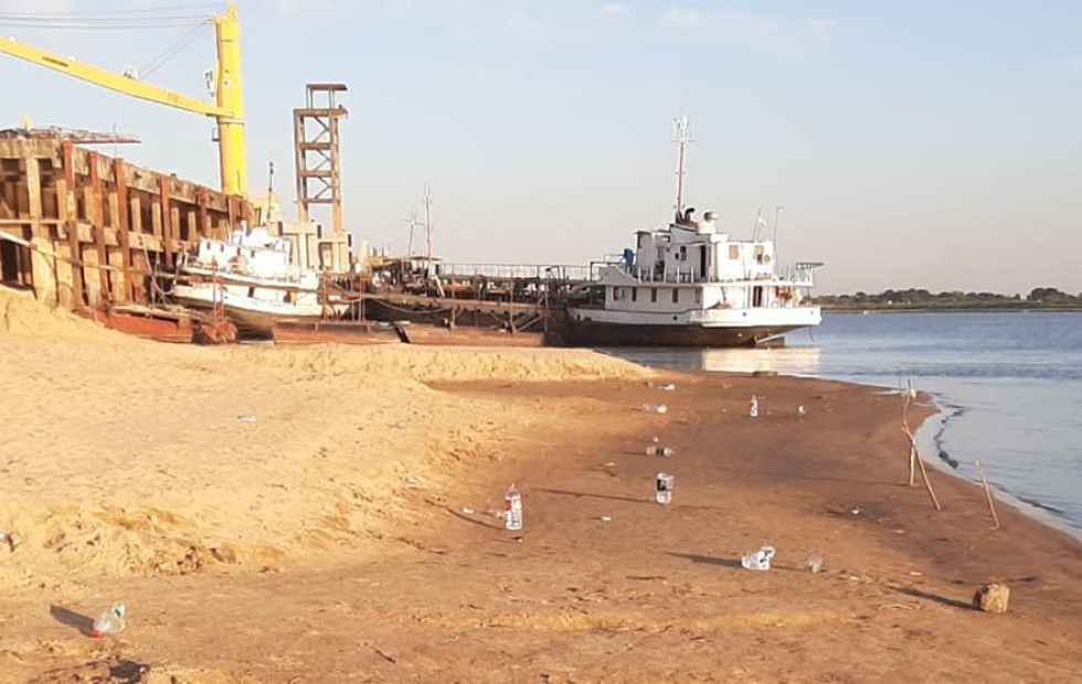 Con la vuelta de la pesca también volvió la basura a la costa del río Paraguay
