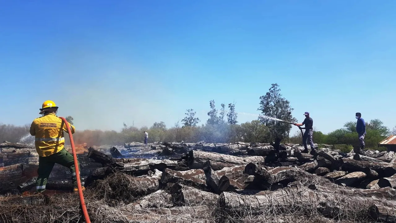 un voraz incendio se propagó en el predio de la empresa Unitán en la localidad de Estanislao del Campo.  (2).jpg
