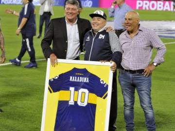 Foto- El día que fue homenajeado en la Bombonera cuando Diego fue con su Gimnasia.jpg
