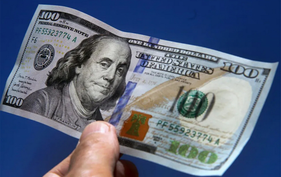 El dólar "blue" cae en 0,64% y cotiza en $156 para la venta