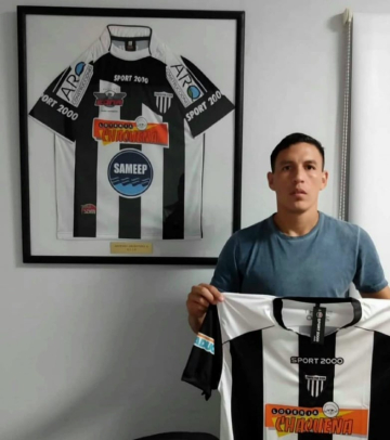 foto- Renzo Riquelme firmo en For Ever.jpg
