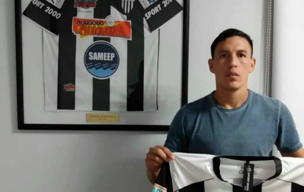 Renzo Riquelme firmó y es jugador de For Ever