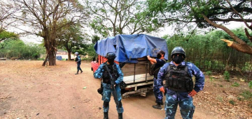 La Policía secuestró mercaderías sin aval aduanero a la vera del Río Pilcomayo (4).jpeg