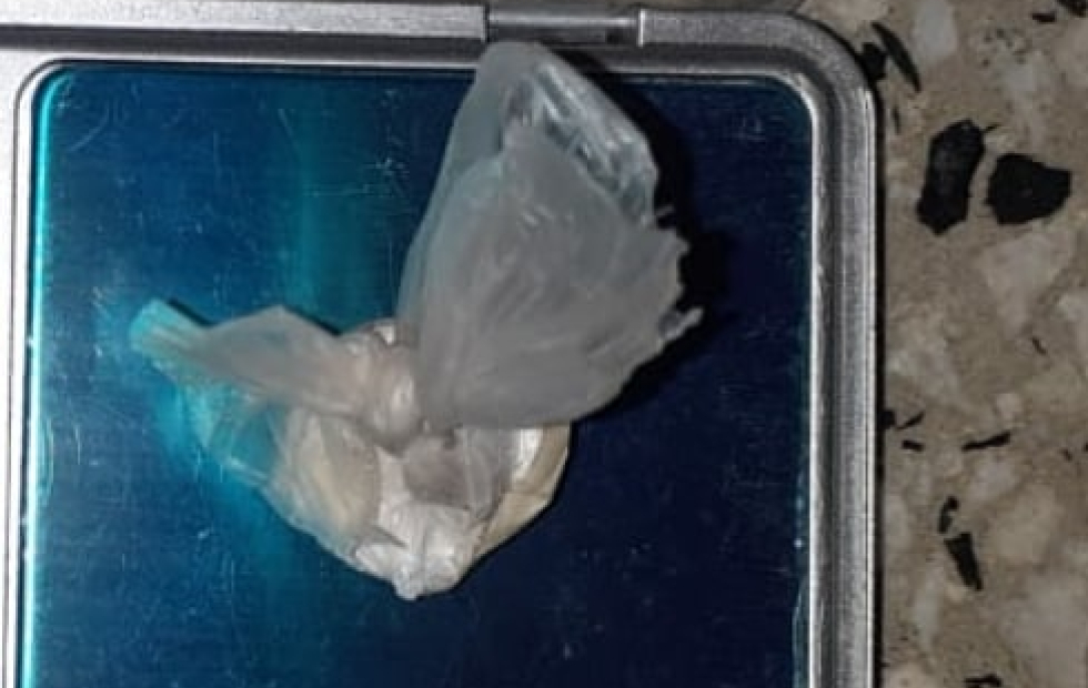 Le acercaron cocaína y bebidas alcohólicas al lugar donde cumple la cuarentena