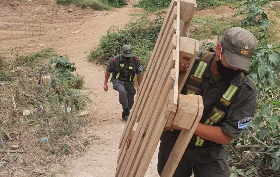 Gendarmes proceden al levantamiento de puentes para pasos ilegales