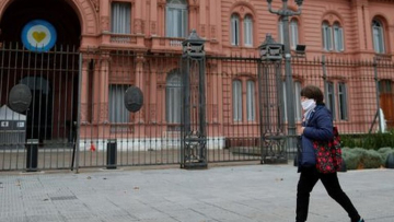CasaRosadamujerpasando.jpg