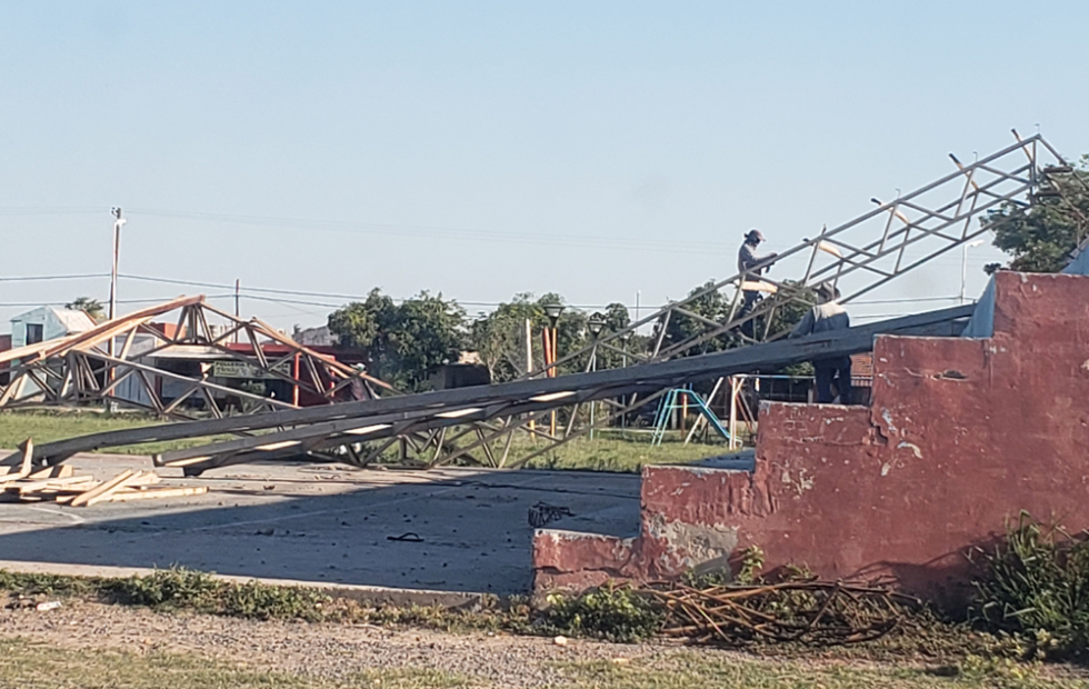 Trabajan en la estructura del playón caído tras la última tormenta