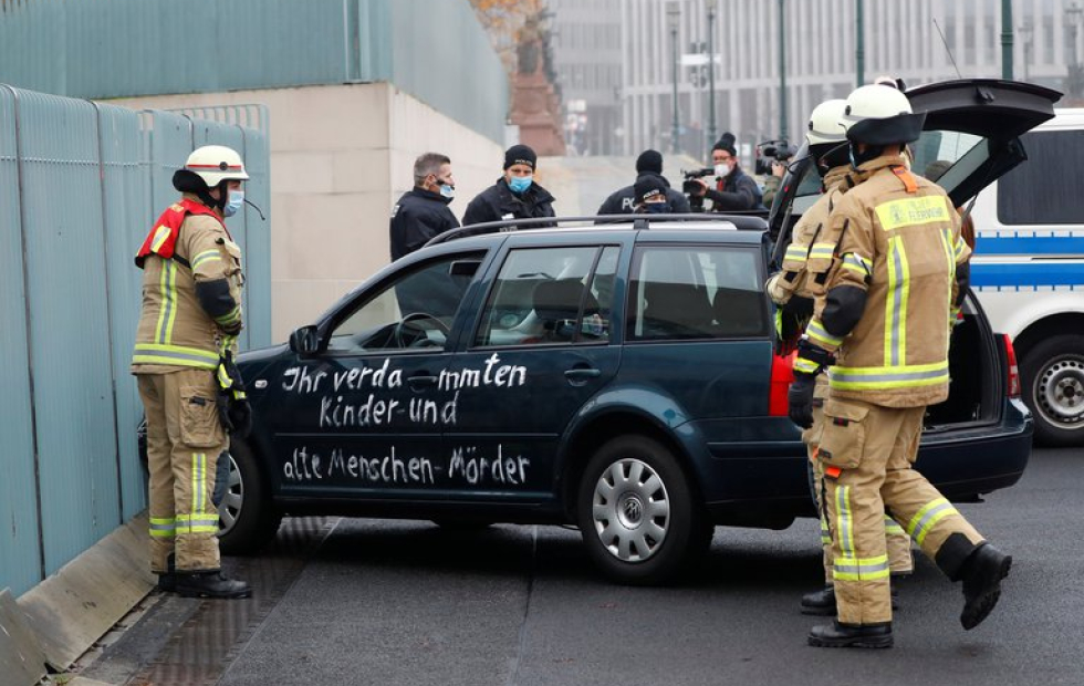 Un hombre estrelló su automóvil contra la sede del gobierno de Angela Merkel en Alemania