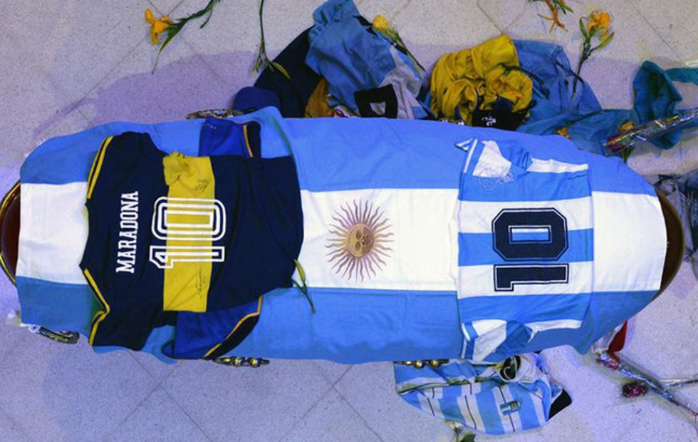 La muerte de Diego Maradona: la familia, los hinchas y un rosario del Papa, la intimidad de la despedida en la Casa Rosada