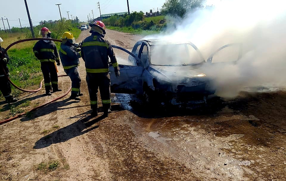 Tomó prestado el auto del amigo y en un descuido se incendió