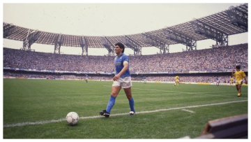 Foto- Diego Armendo Maradona con el estadio San Paolo de fondo..jpg