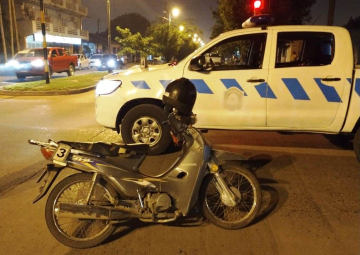 Motociclista en estado de ebriedad cruz_ sem_foro en rojo y embisti_ un m_vil policial..jpg