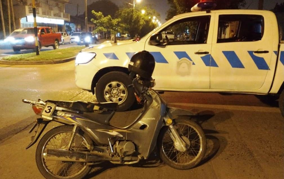 Motociclista en estado de ebriedad cruzó un semáforo en rojo y embistió un móvil policial