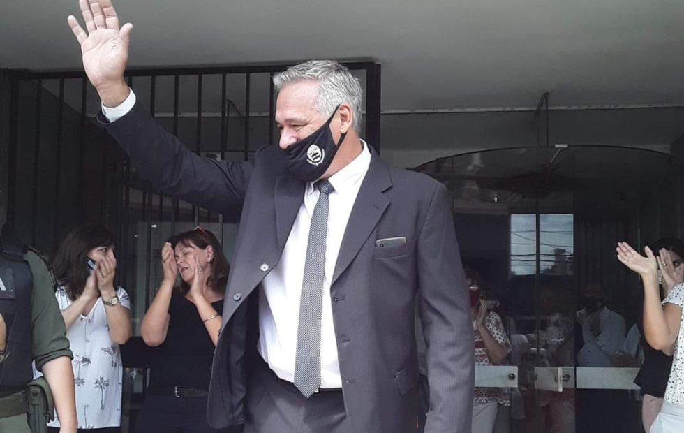 Con la Ley y la Constitución