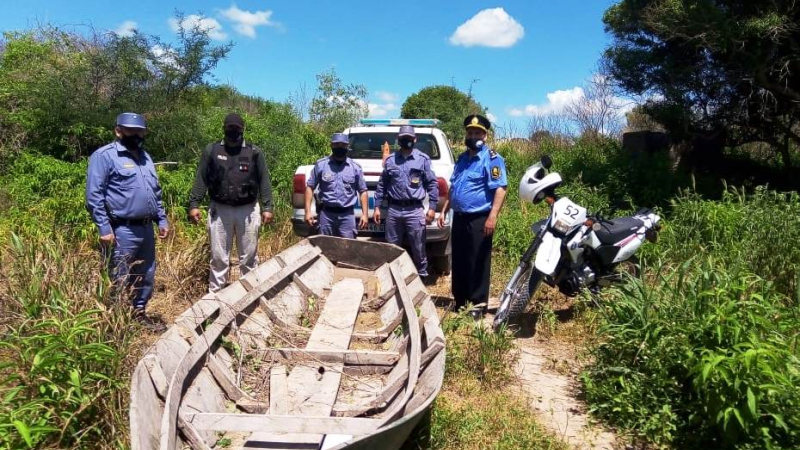 La policía secuestró embarcaciones en orillas del Río Bermejo ...jpeg