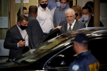 ginesgarciasaliendodesuhotelcasarenuncia.jpg