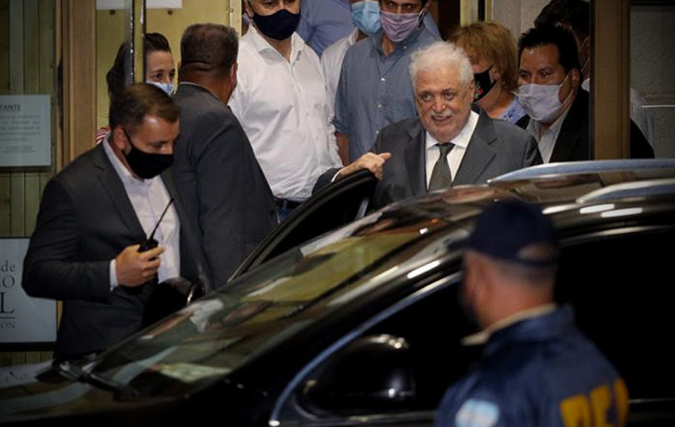 Vacunación vip: quiénes son los 70 beneficiados por el Gobierno