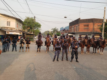 Policía con fleteros