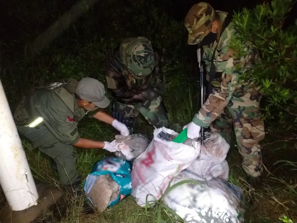 Abandona acompa_ante, moto y m_s de 115 kilos de marihuana en la banquina (1).jpeg