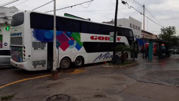 Colectivos de Godoy abandonados frente a Casa de Gobierno