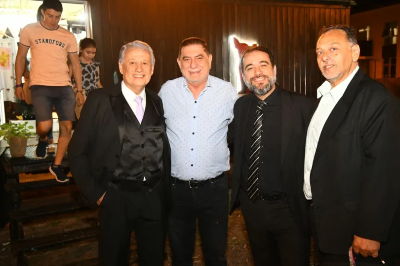 intendente con autores de la obra.jpg
