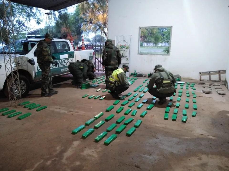 Abandona acompa_ante, moto y m_s de 115 kilos de marihuana en la banquina (2).jpeg