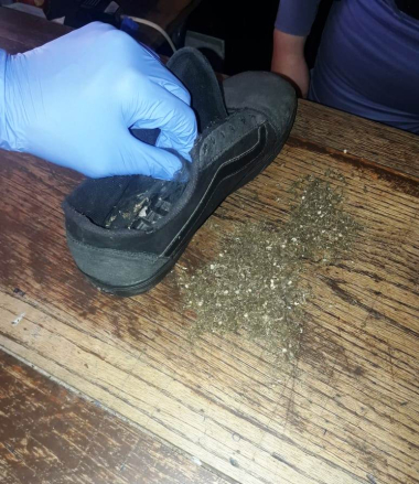 Un hombre intent_ ingresar droga en un par de zapatillas para un interno y qued_ detenido.jpg