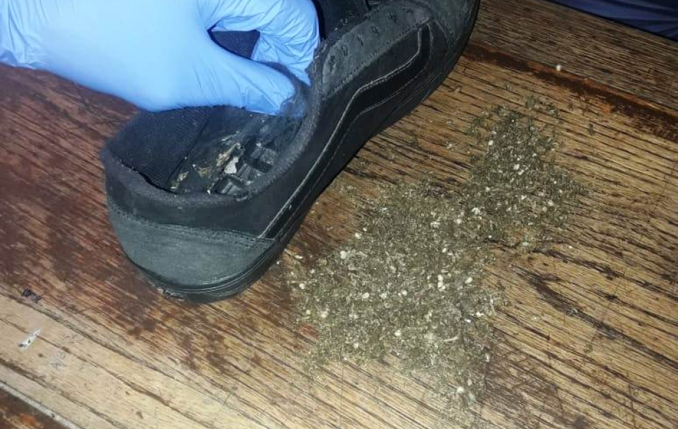 Un hombre intentó ingresar droga en un par de zapatillas para un interno y quedó detenido