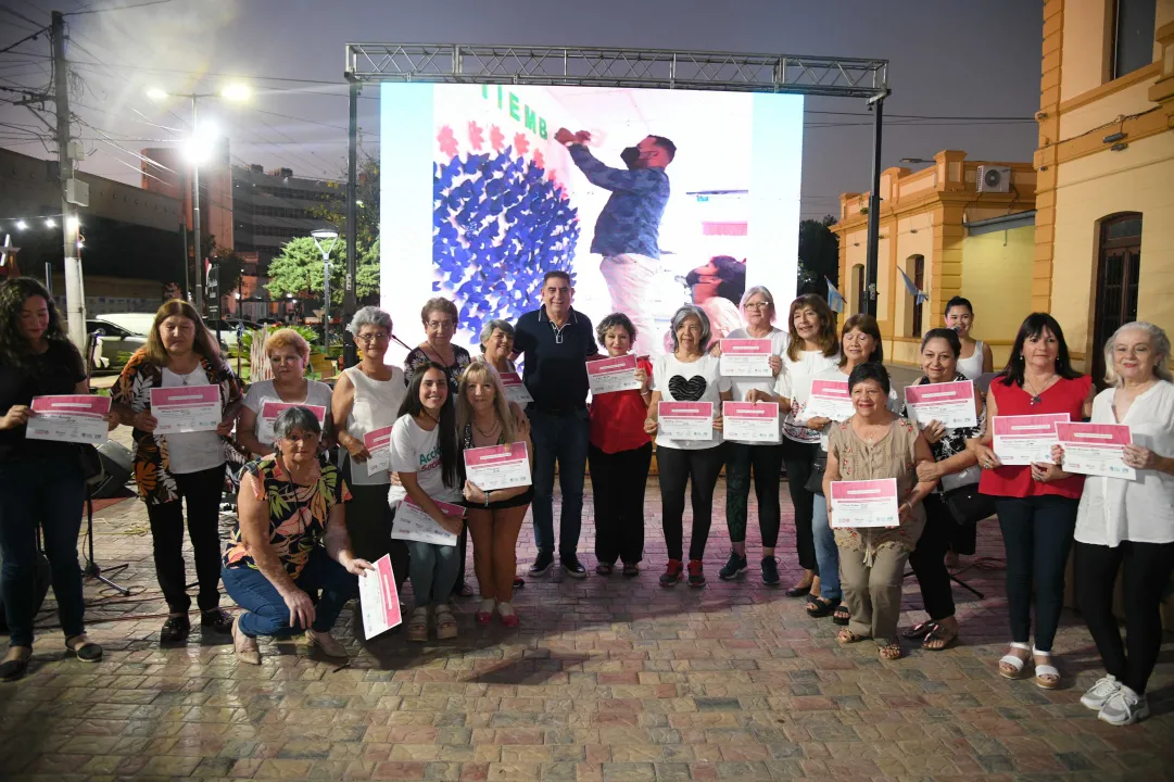entrega de certificados adultos mayores1.JPG
