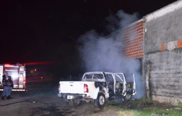 La Policía investiga el incendio de una camioneta en el barrio San Juan II...jpg