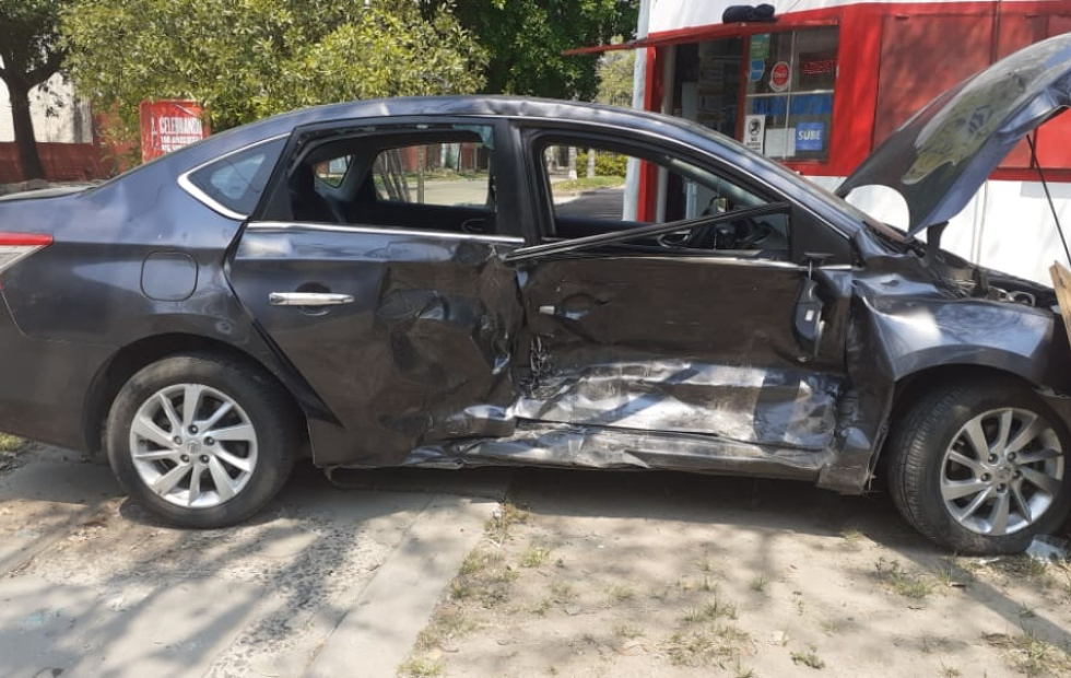 Un auto terminó sobre la vereda tras ser embestido otro vehículo