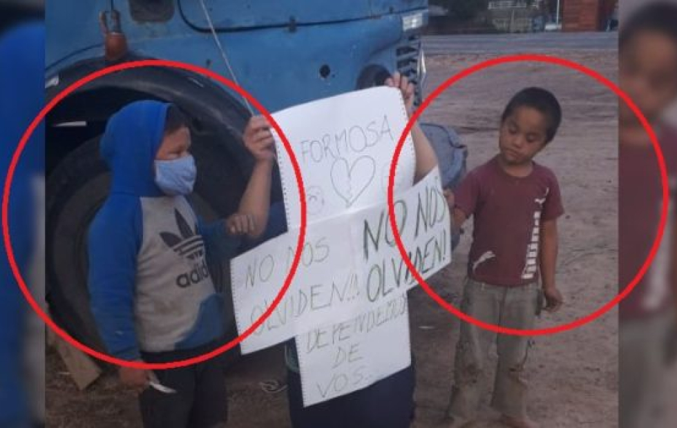Una familia formoseña que no puede ingresar a la provincia vive hace 12 días bajo un árbol