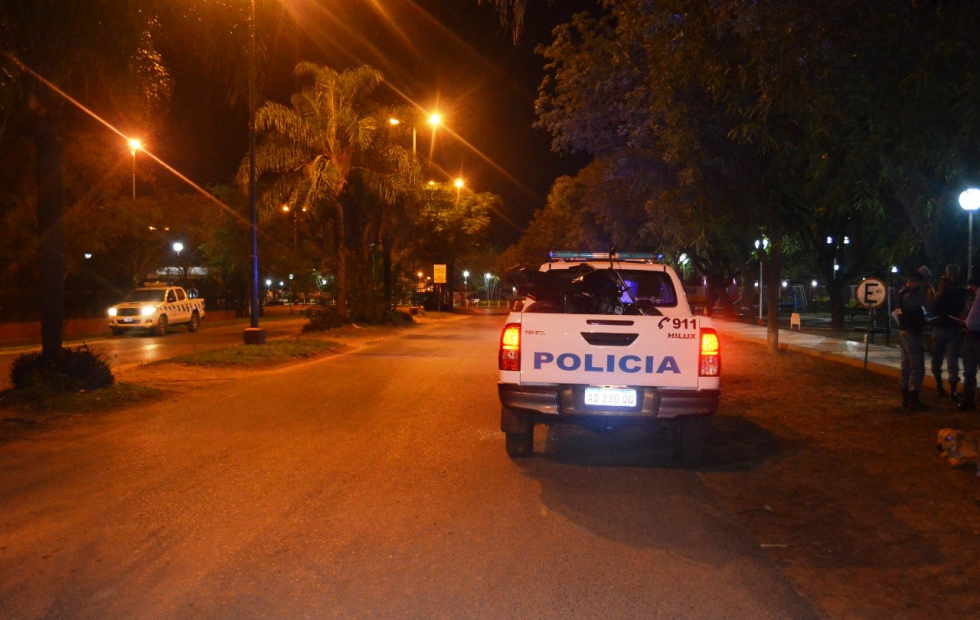Motoqueros dañaron tres patrulleros y lesionaron a dos policías