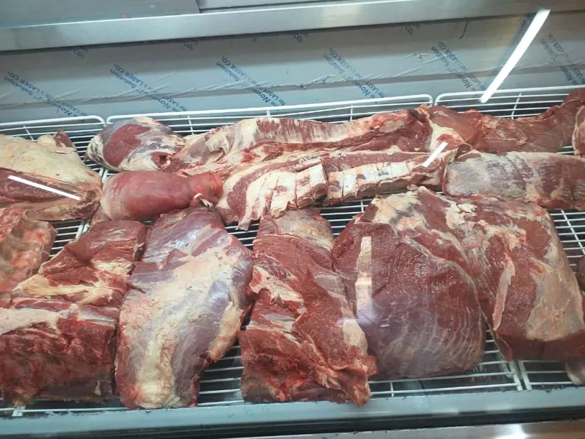 Robaron pollo y carne de vaca de la carnicería en la que trabajaban: fueron detenidos