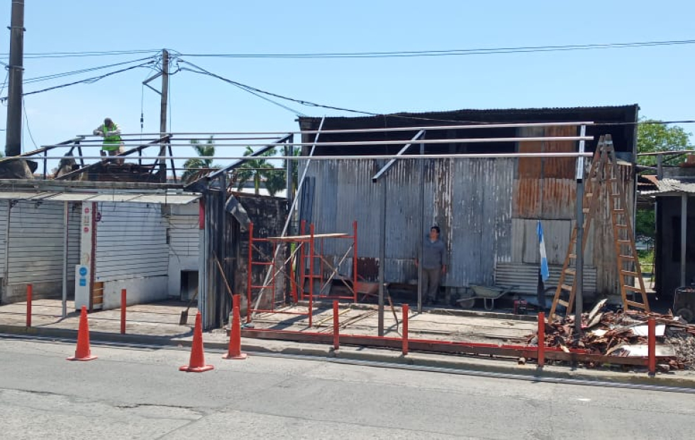 Reacondicionan locales del mercadito que se habían incendiado por completo